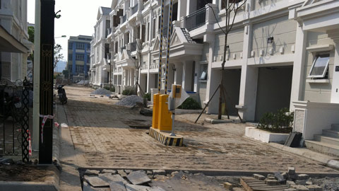Nhà xây chưa xong vẫn ép khách nhận